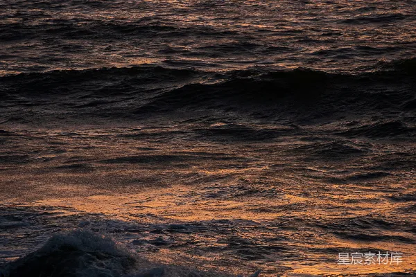 高清摄影 夕阳下海浪拍打在海岸上