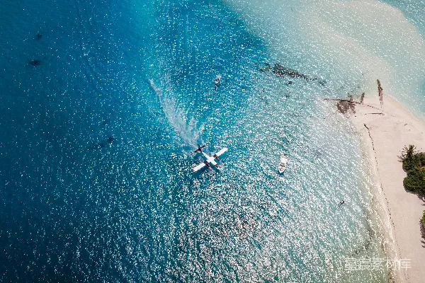 高清摄影 白天的海面上俯视人们冲浪的景象