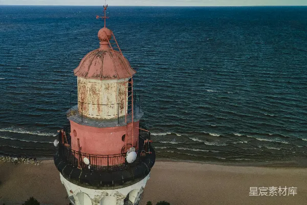 高清摄影 一座巨大的灯塔坐落在沙滩之上