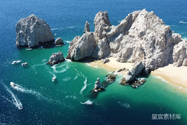 高清摄影 海边和海洋中的岩石的空中俯视图