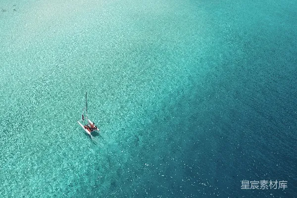 高清摄影 绿水上的一叶小舟