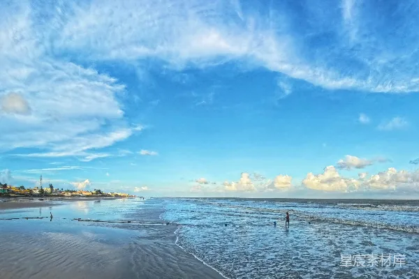 高清摄影 海边一个人在沙滩上散步