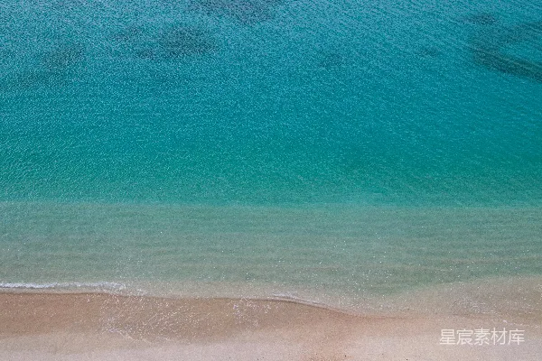 高清摄影 海滩上空的俯视图，有一艘船在水中。