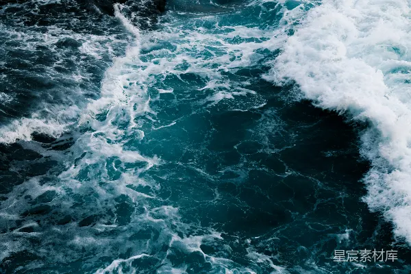 高清摄影 白天海水波浪撞击岩石
