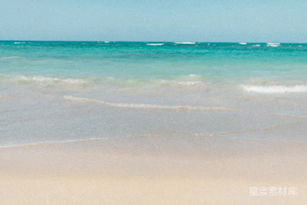 高清摄影 海浪在白天撞击岸边
