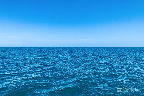 高清摄影 一大片水体，背景是天空。