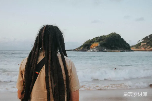 高清摄影 白上衣的女人站在白天的海滩上