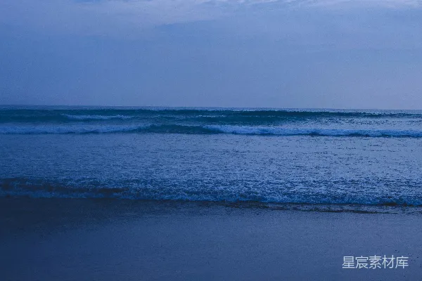 高清摄影 白天海浪拍打在岸边