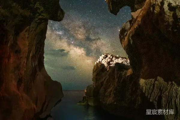 高清摄影 一条河穿流在大岩石之间