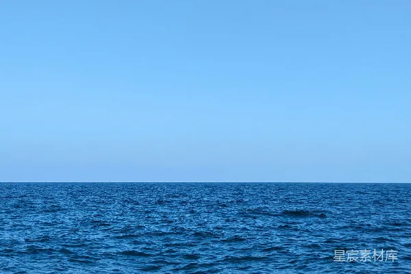 高清摄影 一大片水体坐落在蓝天之下