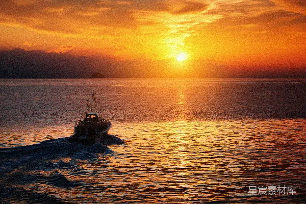 高清摄影 夕阳下航行在水面上的一艘船