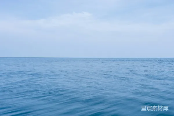 高清摄影 一大片水域的背景下是一片天空
