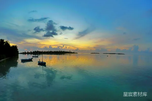 高清摄影 白天海洋水中两艘船附近的绿树环绕中的风景摄影