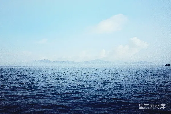 高清摄影 远处有一片广阔的水域。