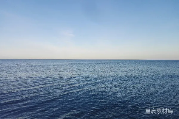 高清摄影 蓝天下的蓝色海洋在白天