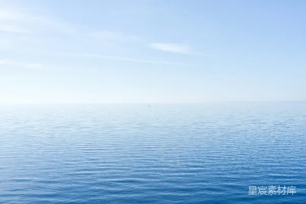 高清摄影 一片广阔的水域背景是天空。