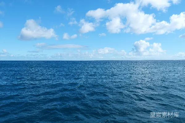 高清摄影 天空中有云的大片水域