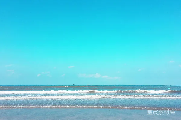 高清摄影 蓝天下的蓝色海洋在白天