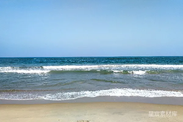 高清摄影 白天海浪撞击海岸