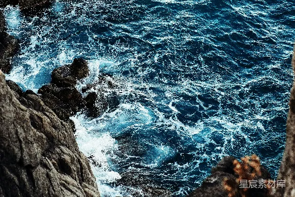 高清摄影 棕色的落基山脉傍着蓝色的大海在白天