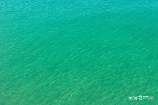 高清摄影 漂浮在一大片水体上的小船