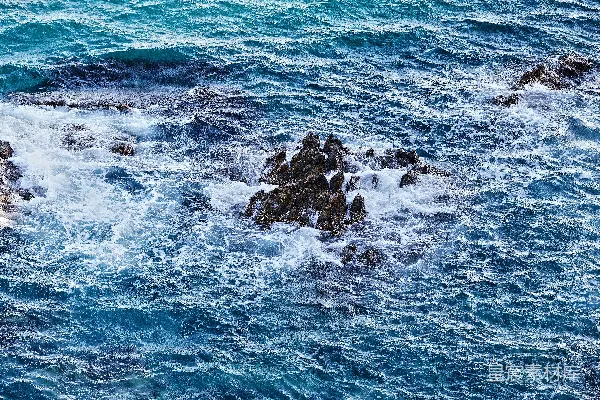 高清摄影 白天海浪拍打在岩石上