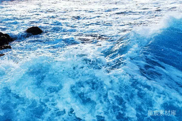 高清摄影 白天海浪拍击海岸的景象