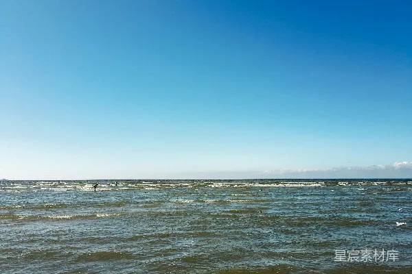 高清摄影 一片有海滩和蓝天的水域