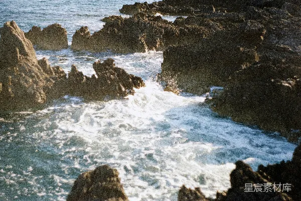 高清摄影 白天海浪撞击岩石的景象
