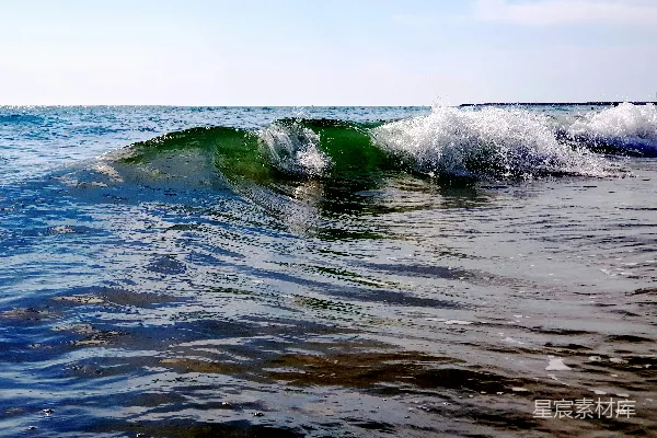 高清摄影 白天海浪拍打在海岸上