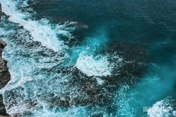 高清摄影 白天海浪拍打在岸边