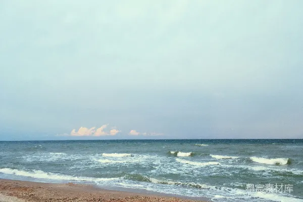 高清摄影 海浪在白天拍击海岸