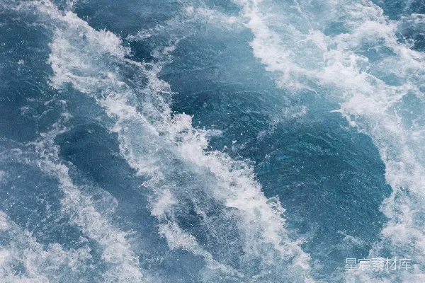 高清摄影 一个男子骑在海浪顶部的冲浪板上