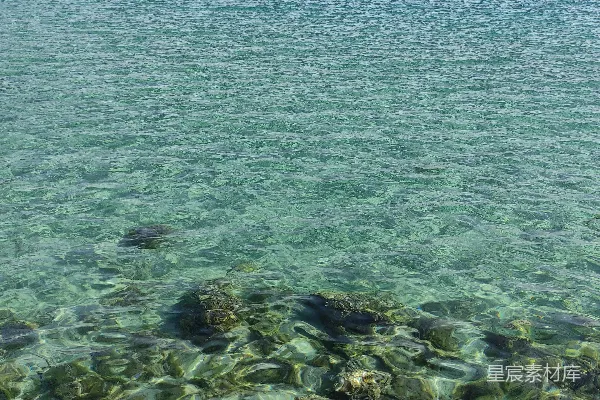 高清摄影 一艘船漂浮在一大片水面上