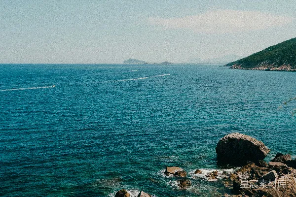高清摄影 一艘船在晴天的海洋中出航。