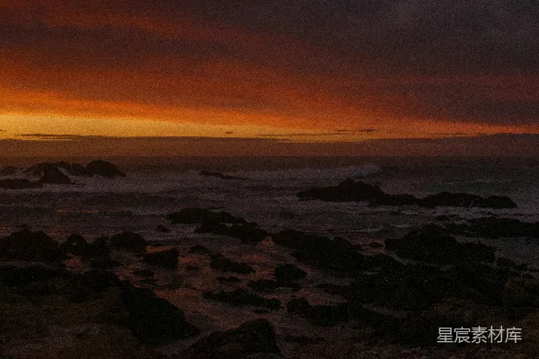 高清摄影 夕阳映照着岩石海岸的海洋。