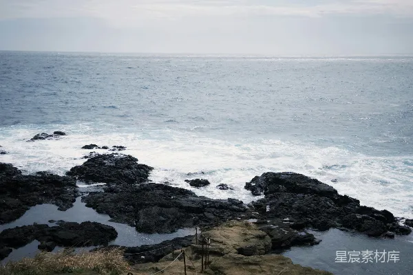 高清摄影 海浪拍打着岩石岸边和大海。