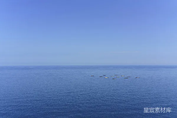 高清摄影 一大片水域的背景是天空。