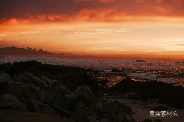 高清摄影 夕阳照亮着海洋和岩石海岸。
