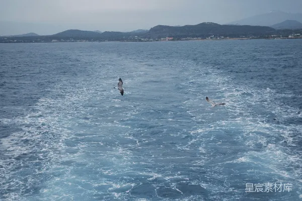 高清摄影 海浪在船的后方涌动。