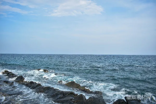 高清摄影 岩石海岸旁俯瞰大海的景象