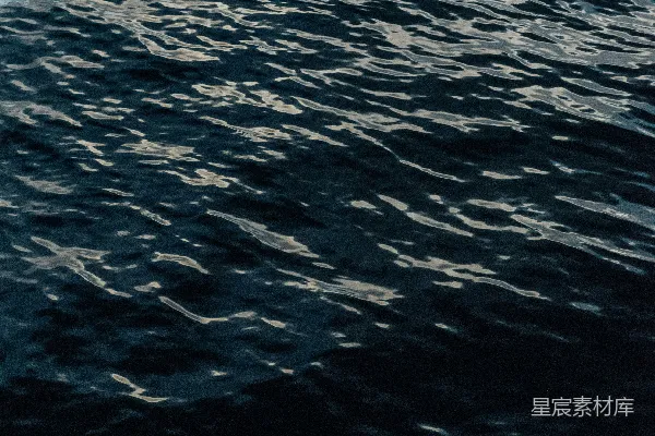 高清摄影 漂浮在一大片水体上的小船