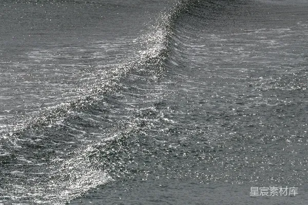 高清摄影 一个男子骑在冲浪板上 surfing于波浪之上