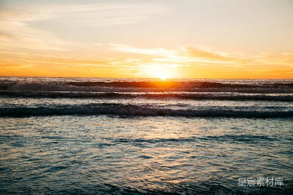高清摄影 夕阳下橙色天空中的海浪