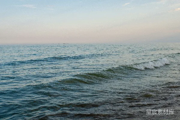 高清摄影 白天蓝天下波涛汹涌的海浪