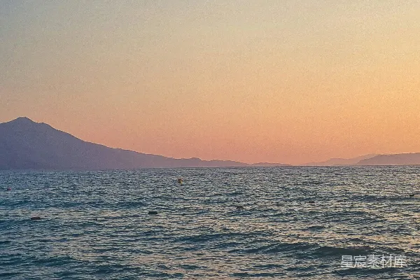 高清摄影 远处有一座山，周围是一片广阔的水域。