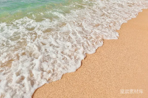 高清摄影 沙滩上波涛汹涌奔向岸边