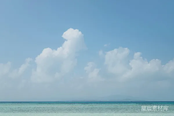高清摄影 白天白云覆盖的蓝色海洋