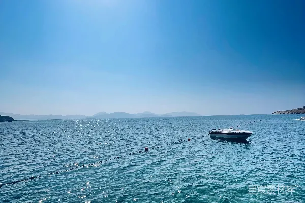高清摄影 漂浮在一大片水面之上的船只