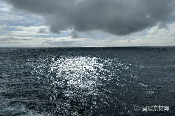 高清摄影 一片云层下的大水体